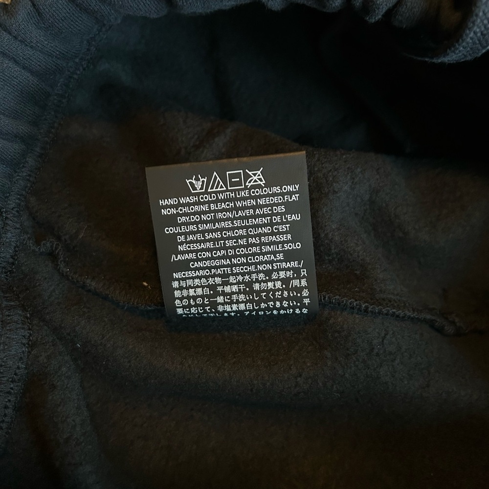 Fear of God Essentials Classic Sweatshort
Jet Black SS25 Size XS - Picture 5 of 8